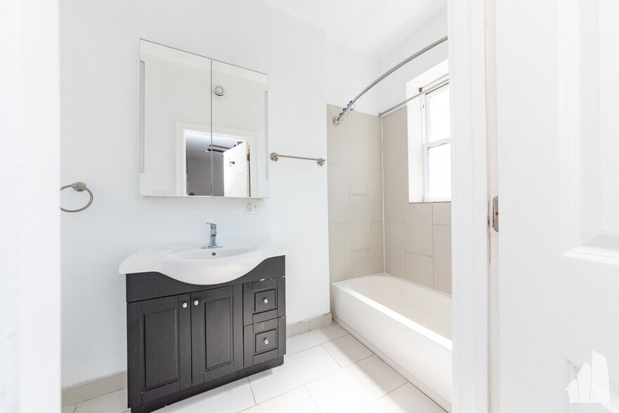 Building Photo - 623 E Groveland Park