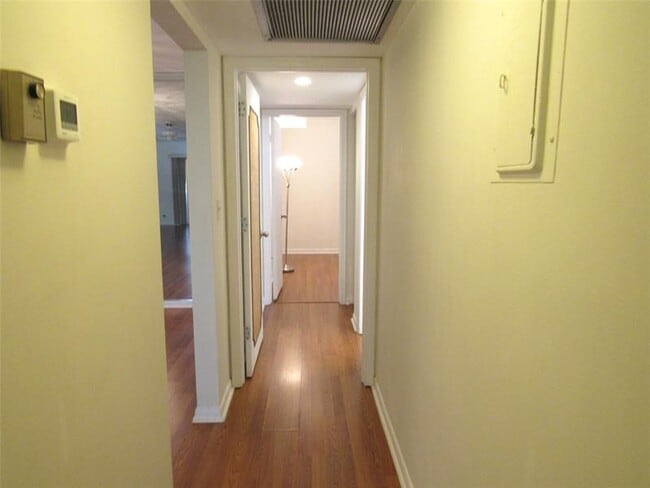 Building Photo - 2804 Victoria Way