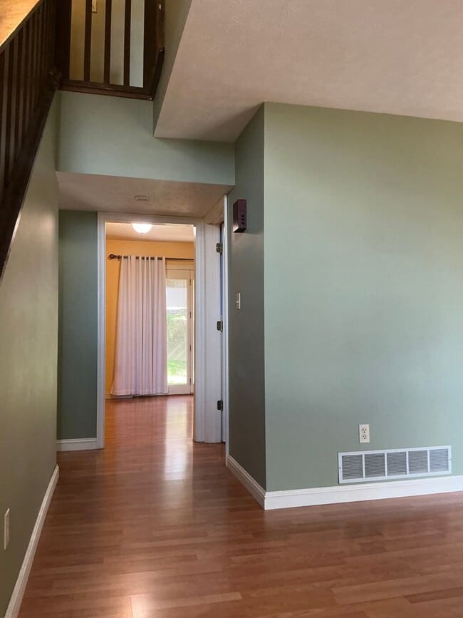 Building Photo - Townhome - 3 Bedroom/ 2.5 Bathroom - Avail...