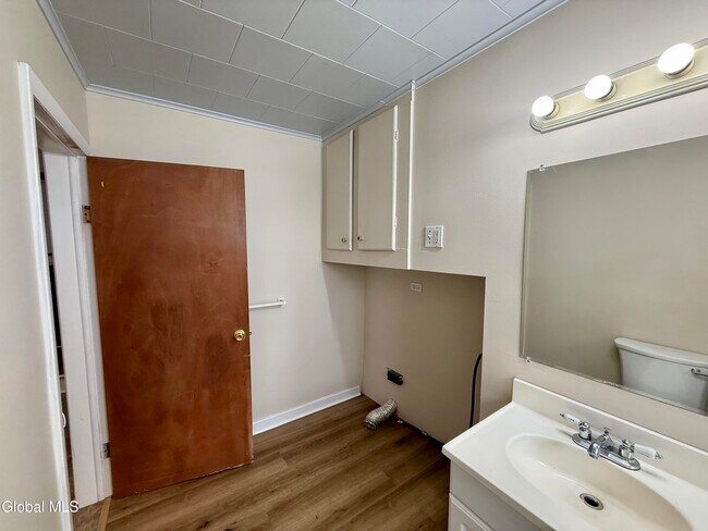 Building Photo - 13 School St