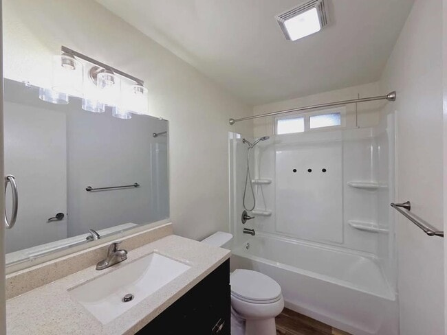 Building Photo - **Gorgeous Renovated 3 Bed 2.5 Bath Duplex...