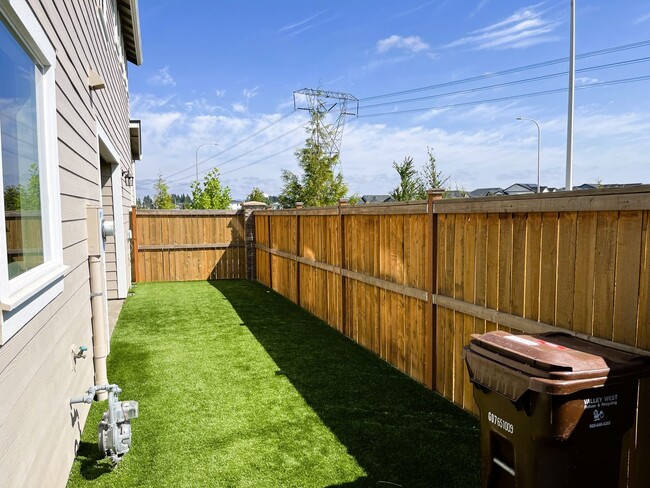 Building Photo - Modern Luxury Meets Convenience in Hillsboro