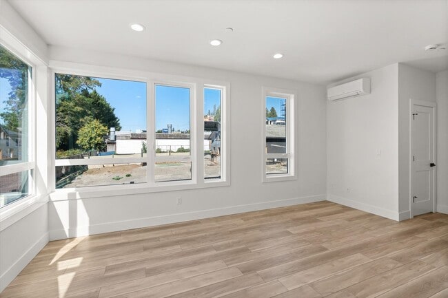 Building Photo - Beautiful Greenwood Townhome with Rooftop ...