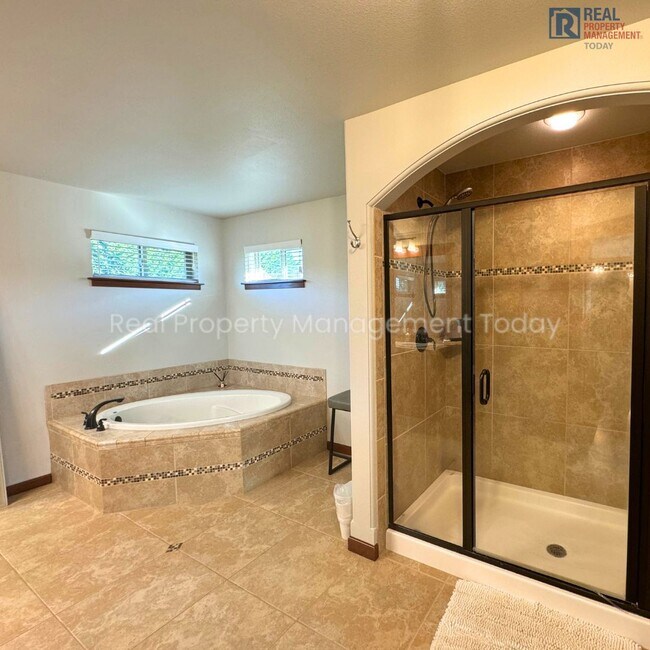 Building Photo - 4 Bedroom House in Puyallup! (Virtual Tour Available)