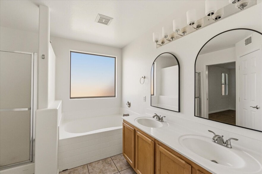 Building Photo - 2212 E Vista Bonita Dr