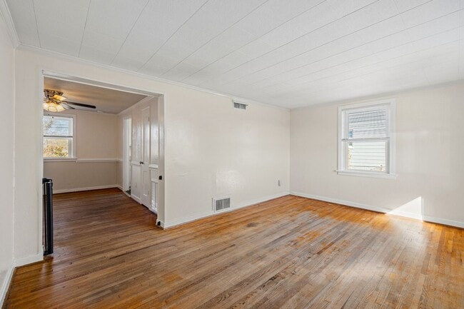 Building Photo - Charming 3 Bedroom Rancher in Lakeside