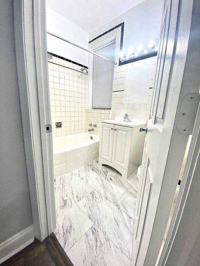 Building Photo - 2 bedroom in Chicago IL 60660