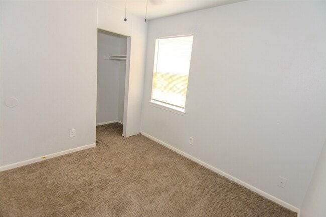 Building Photo - 9706 Farragut St