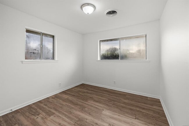 Building Photo - 426 Brookview Dr