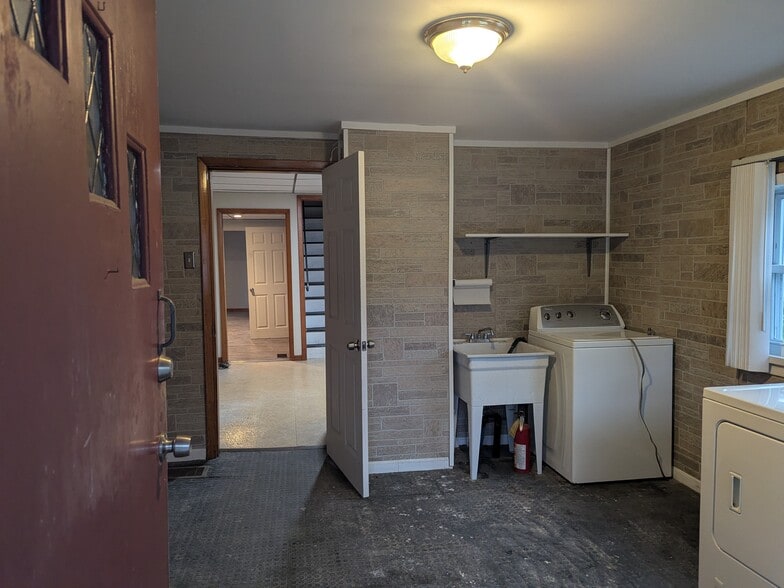 Laundry Room - 218 Alaska St