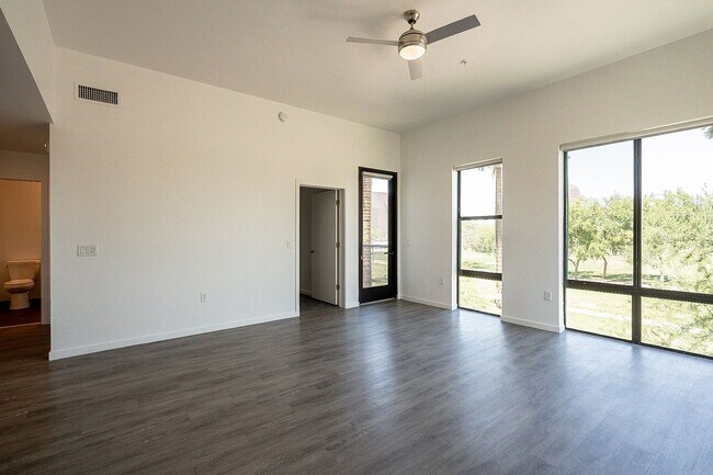 Building Photo - Live the Downtown Life! 2 Bedrooms!