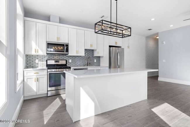 Building Photo - 160 Monmouth St