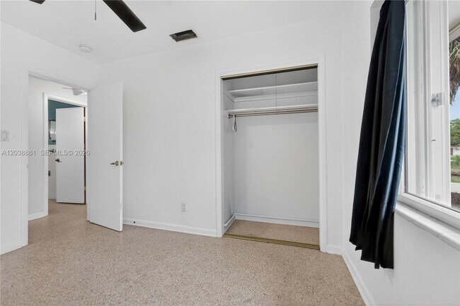 Building Photo - 607 Coconut Ave N