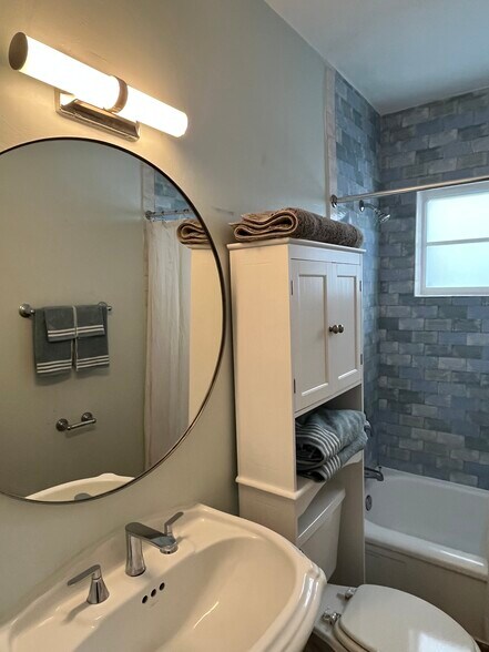 Building Photo - 511 75th St