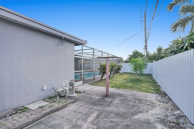 Building Photo - Beautiful 3 bedroom 2 bath Home in Miramar...