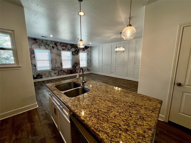 Building Photo - 312 Mission Ln