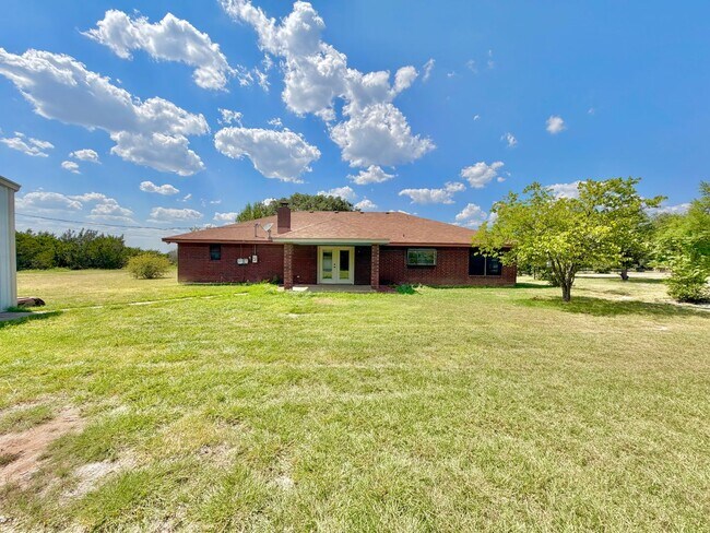 Building Photo - 681 Whispering Ave