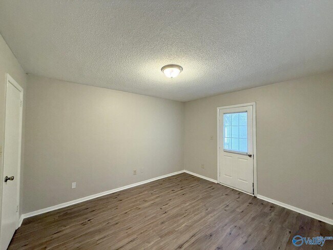 Building Photo - 2700 Lantern Walk SE