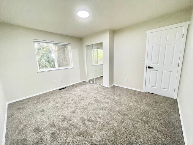 Building Photo - 651 Radey St, 102
