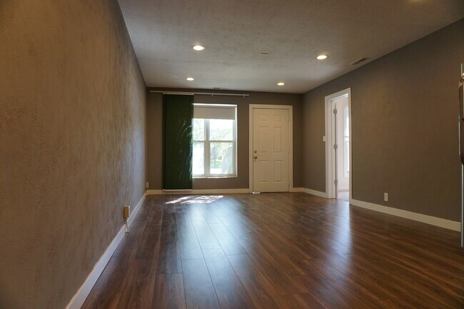 Building Photo - 900 S 300 E