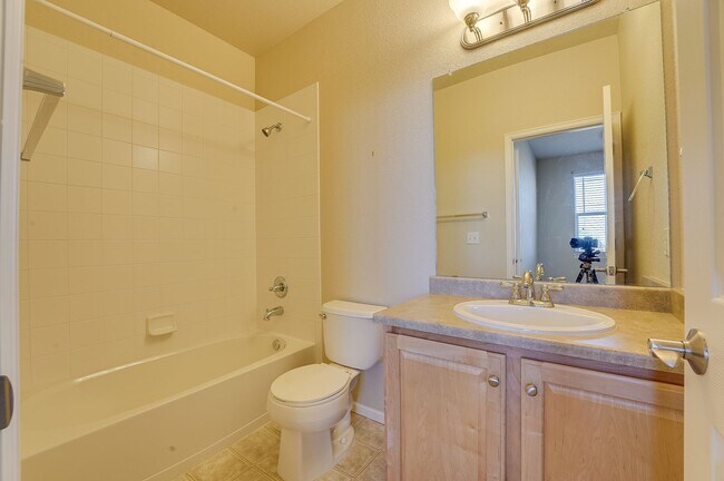 Building Photo - 2 bedroom, 2.5 bath townhome in Observatory Village