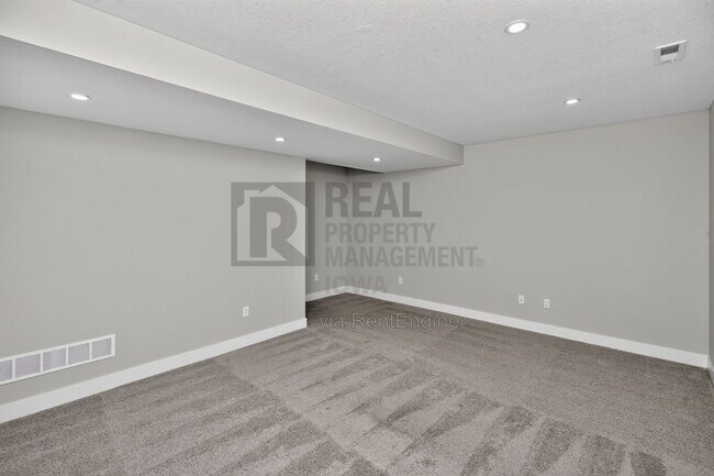 Building Photo - 5638 Fernwood Dr