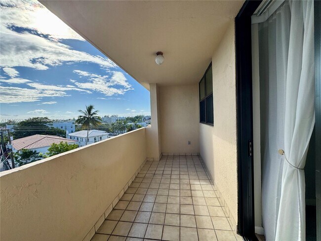 Building Photo - 7125 Bay Dr