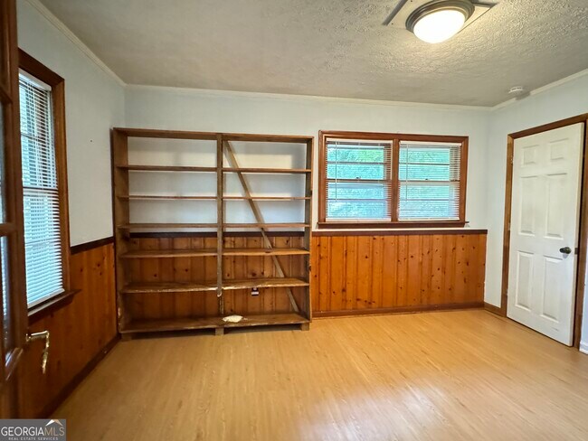 Building Photo - 222 Pineview Dr