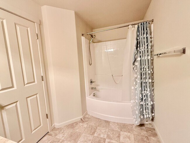 Building Photo - Spacious 2 Bedroom Condo in Hillsboro with Water/ Sewar & Garbage Included and 1 Car Garage!