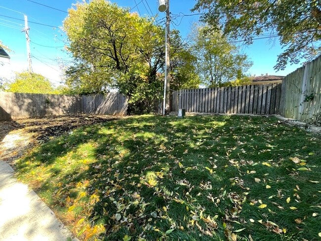 Building Photo - Large bright and clean Brookside home