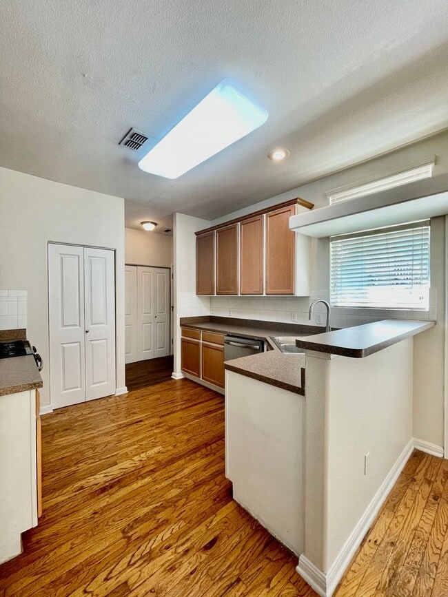 Building Photo - Superb Suburban Space! Multiple Living areas!