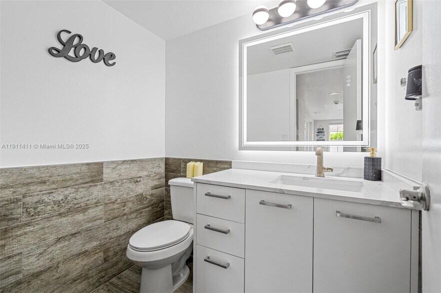 Building Photo - 8351 SW 39th Ct