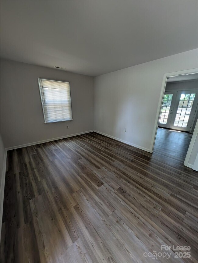 Building Photo - 6542 Rosecran Dr