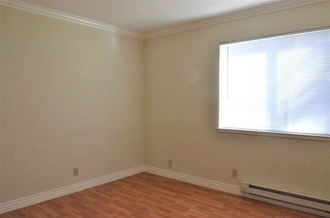 Building Photo - Ground Floor Condo in Wonderful Warm Sprin...