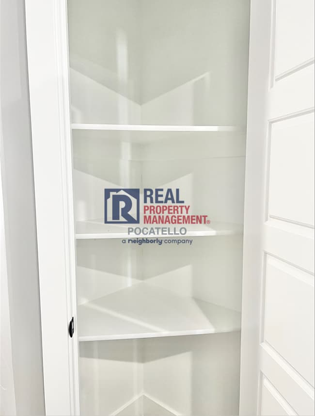 Building Photo - 3 Bedroom 2.5 Bathroom Town Home - 1 Car Garage - Small dog allowed