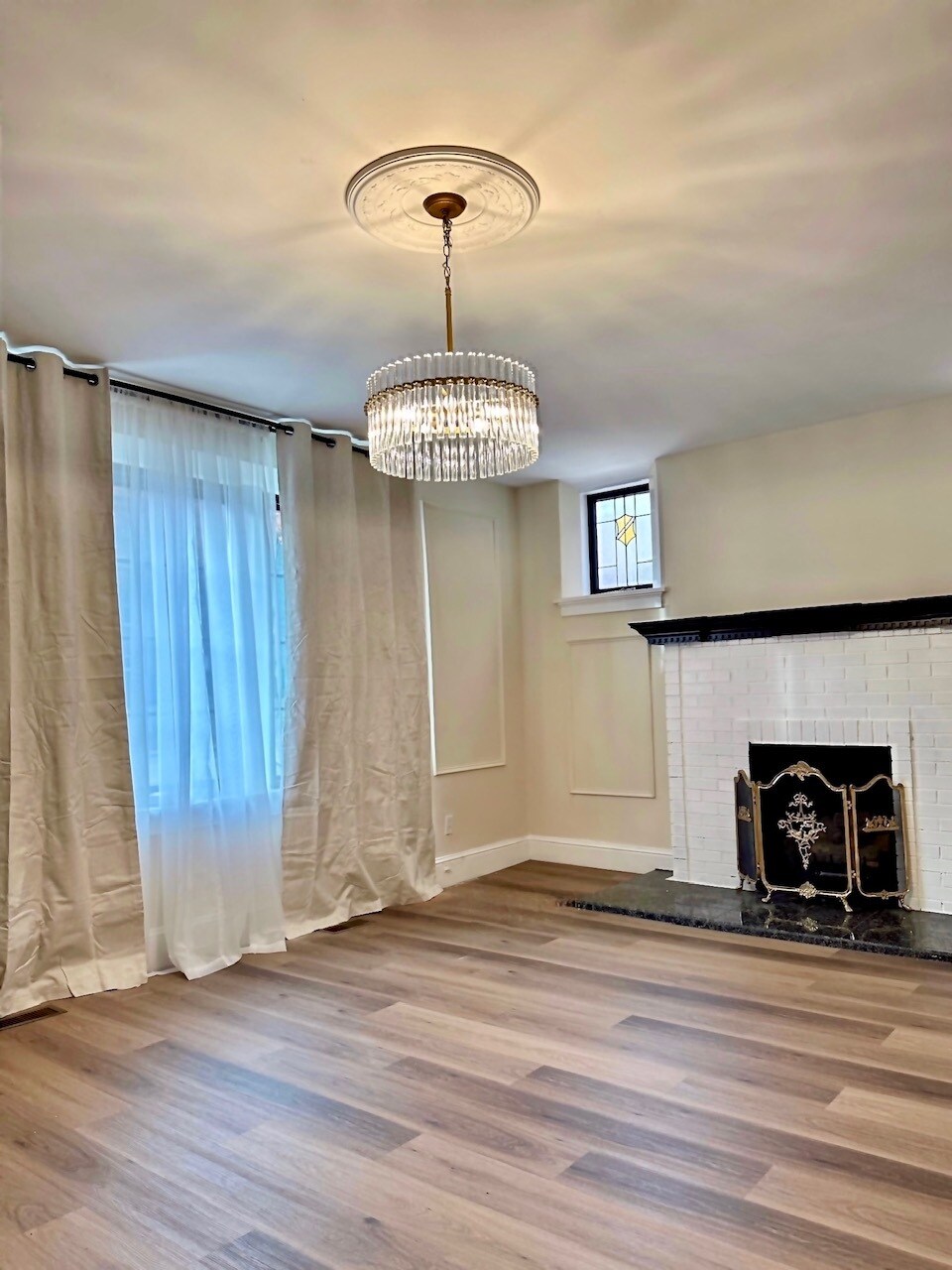 Building Photo - 408 S Hanley Rd