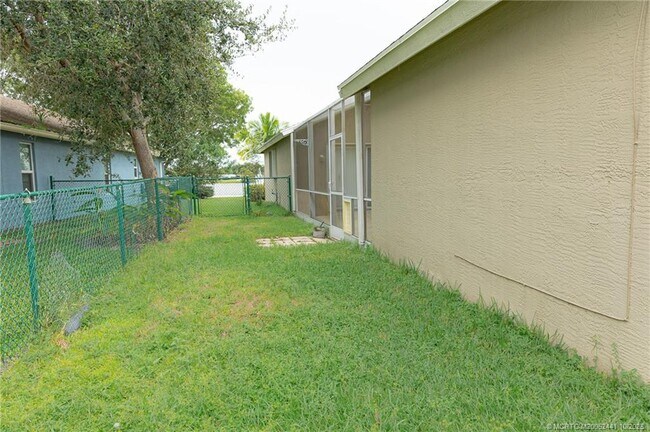 Building Photo - 8965 SW Chevy Cir