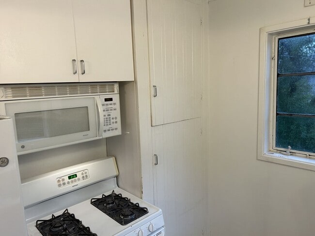 Building Photo - Wonderful 2-Bedroom 1-Bath Home