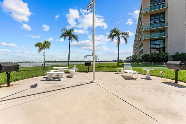 Building Photo - 1 Key Capri