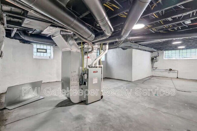 Building Photo - 3020 Daytona Ave