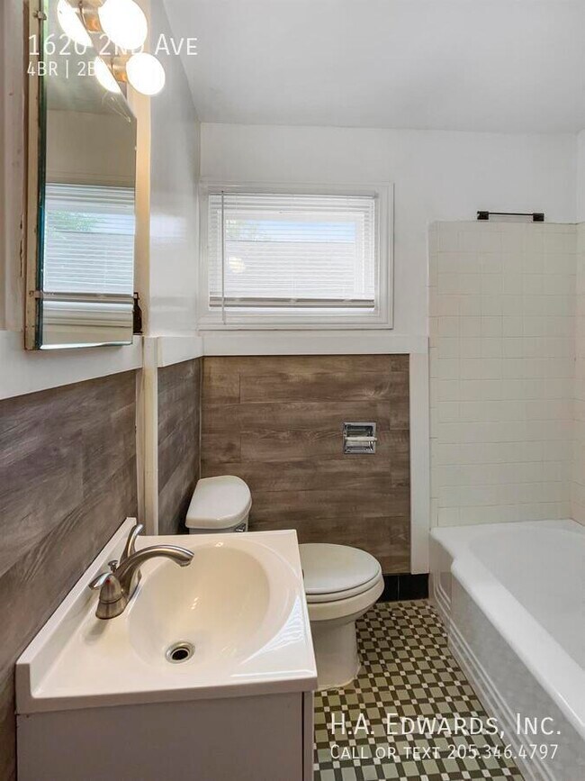 Building Photo - 1620 2nd Ave