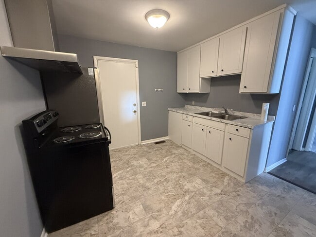 Building Photo - Newly Renovated 2-Bedroom Near Downtown Nashville