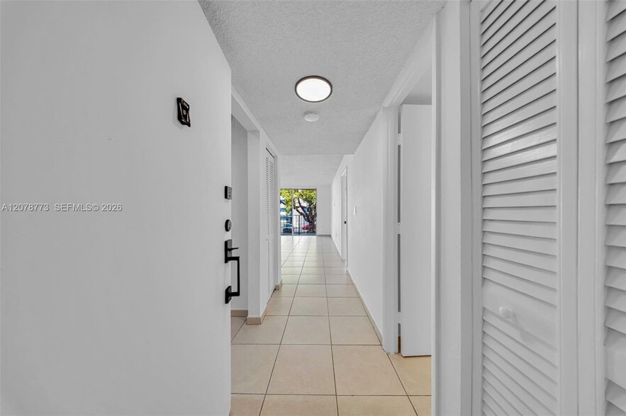 Building Photo - 9360 Fontainebleau Blvd