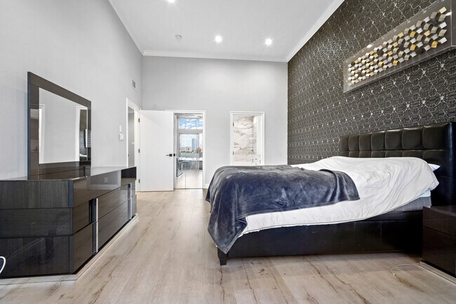 Building Photo - 10627 Ashton Ave