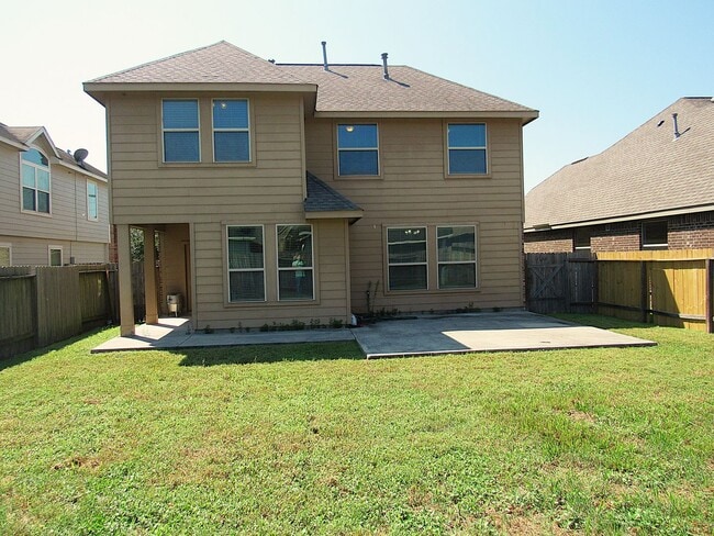 Building Photo - Spacious, Modern and Conveniently Located ...