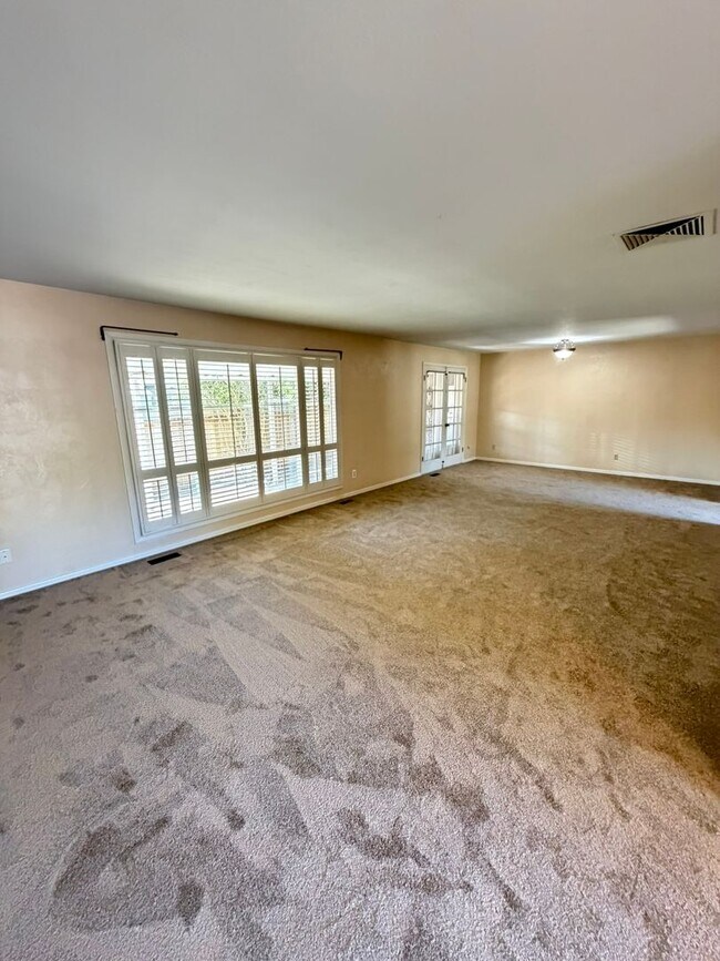 Building Photo - 3 Bedroom on Large corner lot!