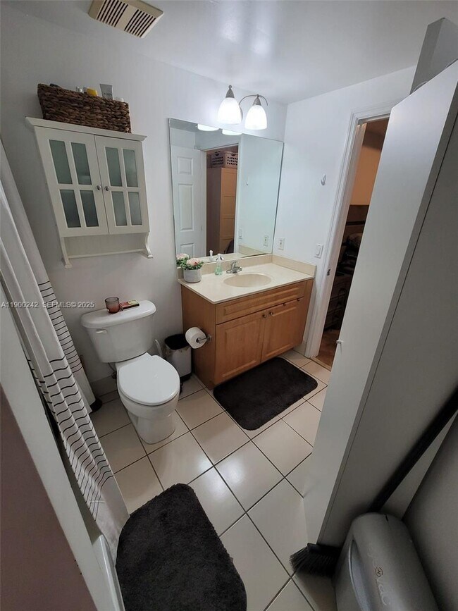 Building Photo - 2600 SW 27th Ave