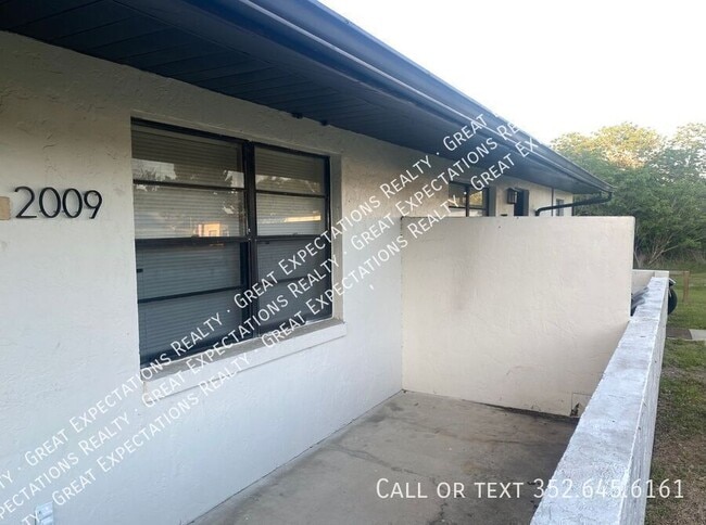 Building Photo - 2009 NE 17th Pl