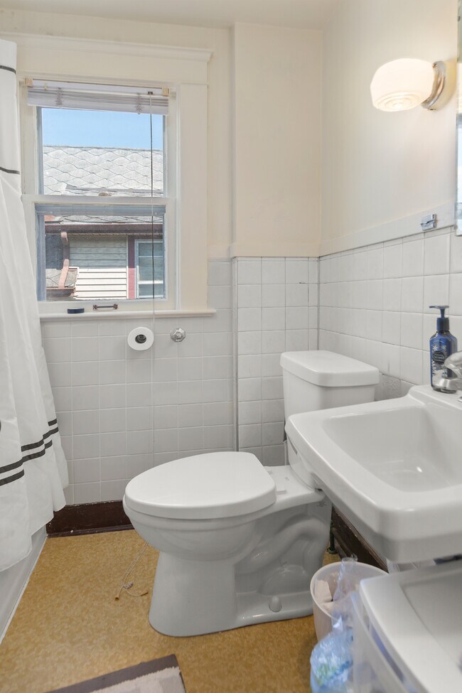 Building Photo - 123 Adams St