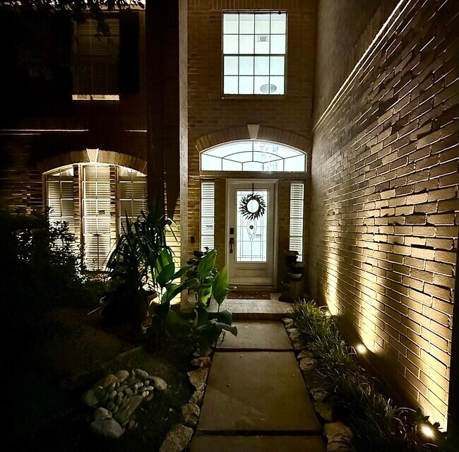 Building Photo - 210 Windrift Ct